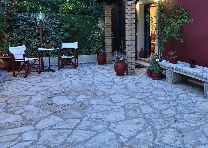 Red In Apartment Kompítsion