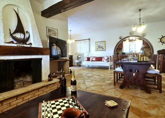 Apartment Red In Kompítsion