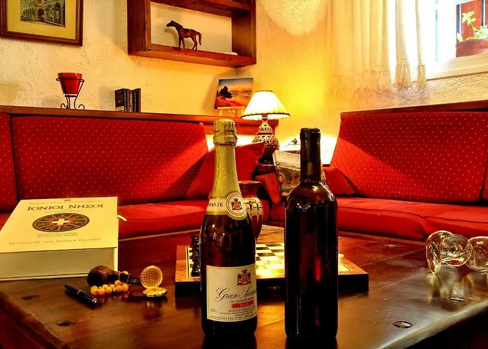 Red In Apartment Kompítsion