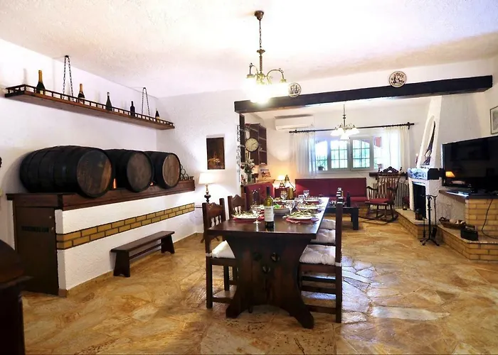 Red In Apartment Kompítsion